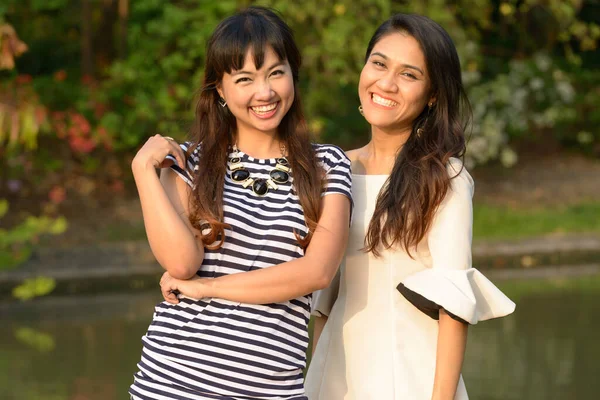 Portrait Two Young Asian Women Together Relaxing Park Outdoors —  Fotos de Stock