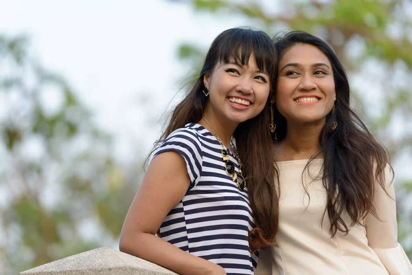 Portrait Two Young Asian Women Together Relaxing Park Outdoors — Zdjęcie stockowe