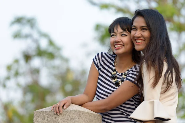 Portrait Two Young Asian Women Together Relaxing Park Outdoors — 스톡 사진