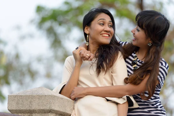 Portrait Two Young Asian Women Together Relaxing Park Outdoors — Zdjęcie stockowe