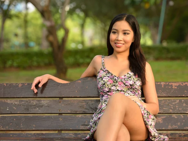 Portret Młodej Pięknej Azjatki Relaksującej Się Parku Świeżym Powietrzu — Zdjęcie stockowe