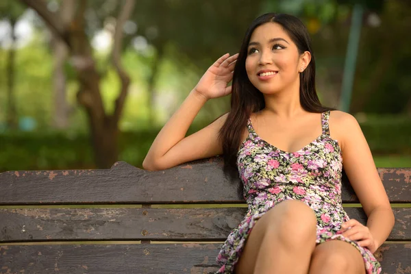 Portret Van Jonge Mooie Aziatische Vrouw Ontspannen Het Park Buiten — Stockfoto