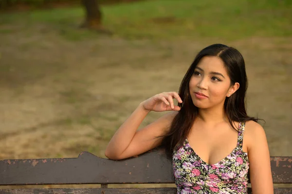 Retrato Una Joven Hermosa Mujer Asiática Relajándose Parque Aire Libre — Foto de Stock