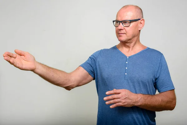 Portrait of mature handsome man with eyeglasses — Stock Photo, Image