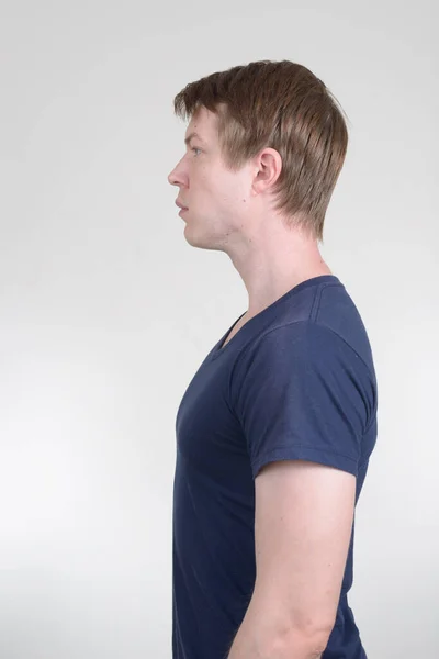Visão de perfil de homem escandinavo bonito jovem — Fotografia de Stock