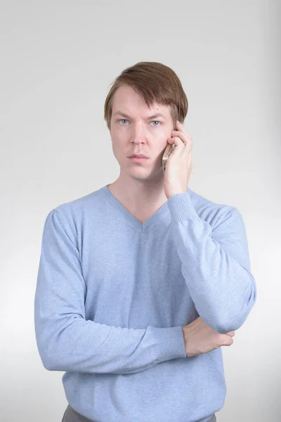 Portret młodego przystojniaka rozmawiającego przez telefon — Zdjęcie stockowe