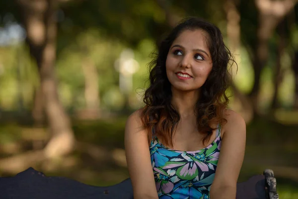 Portret Van Jonge Mooie Indiase Vrouw Ontspannen Het Park Buiten — Stockfoto