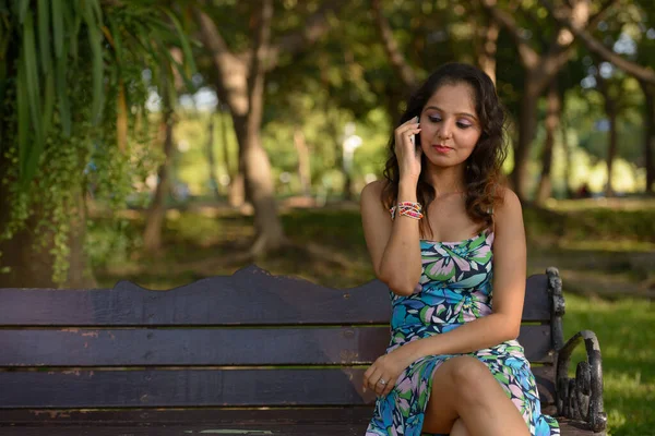 Ritratto Giovane Bella Donna Indiana Che Rilassa Parco All Aperto — Foto Stock