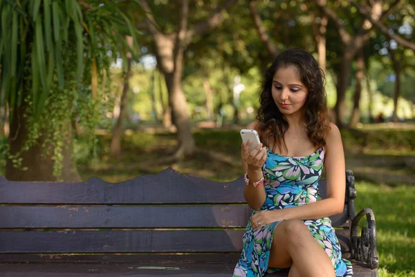 Retrato Una Joven Hermosa Mujer India Relajándose Parque Aire Libre — Foto de Stock