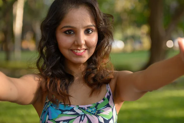 Retrato Jovem Bela Mulher Indiana Relaxante Parque Livre — Fotografia de Stock