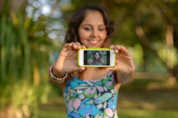 屋外公園でリラックスした若い美しいインド人女性の肖像画 — ストック写真