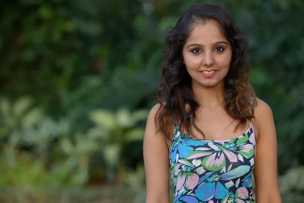 Portret Van Jonge Mooie Indiase Vrouw Ontspannen Het Park Buiten — Stockfoto