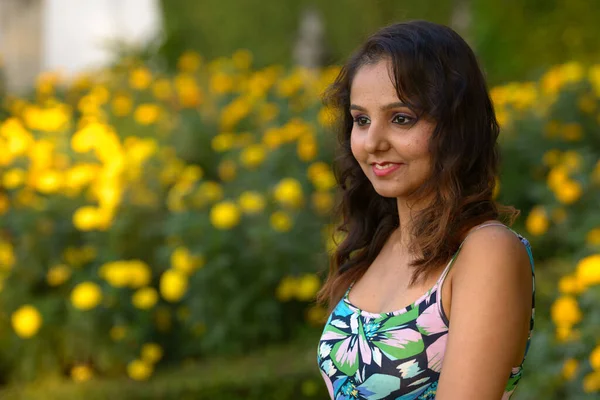 年轻美丽的印度女子在公园外放松的画像 — 图库照片