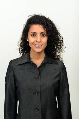 Kıvırcık saçlı İspanyol iş kadınının stüdyo fotoğrafı.  