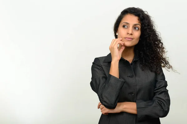 Studioaufnahme Einer Jungen Schönen Hispanischen Geschäftsfrau Mit Lockigem Haar — Stockfoto