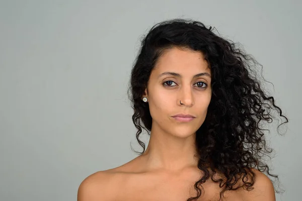 Estúdio Tiro Jovem Bela Mulher Hispânica Com Cabelo Encaracolado — Fotografia de Stock