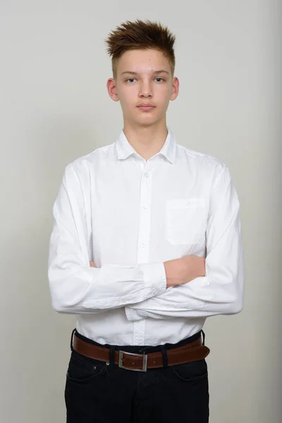 Studio Záběr Mladý Hezký Dospívající Chlapec Proti Bílému Pozadí — Stock fotografie
