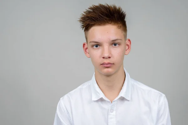 Studio Shot Van Jonge Knappe Tiener Jongen Tegen Witte Achtergrond — Stockfoto