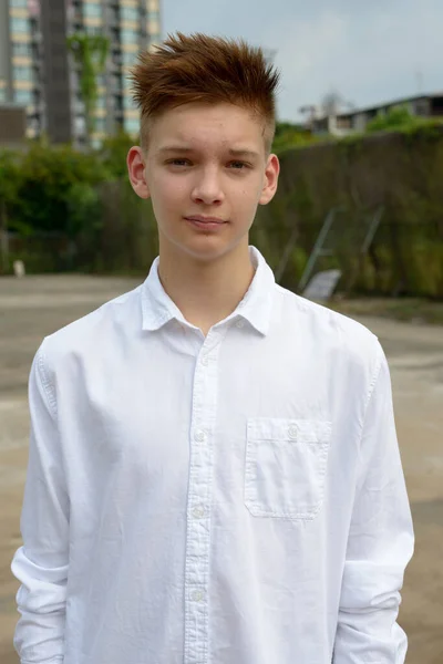 Porträt Eines Jungen Hübschen Teenagers Auf Der Straße — Stockfoto