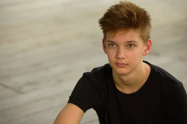 Porträt Eines Jungen Hübschen Teenagers Auf Der Straße — Stockfoto