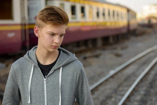Πορτρέτο Του Νεαρού Όμορφος Έφηβος Στο Σιδηροδρομικό Σταθμό — Φωτογραφία Αρχείου