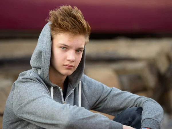 Πορτρέτο Του Νεαρού Όμορφος Έφηβος Στο Σιδηροδρομικό Σταθμό — Φωτογραφία Αρχείου