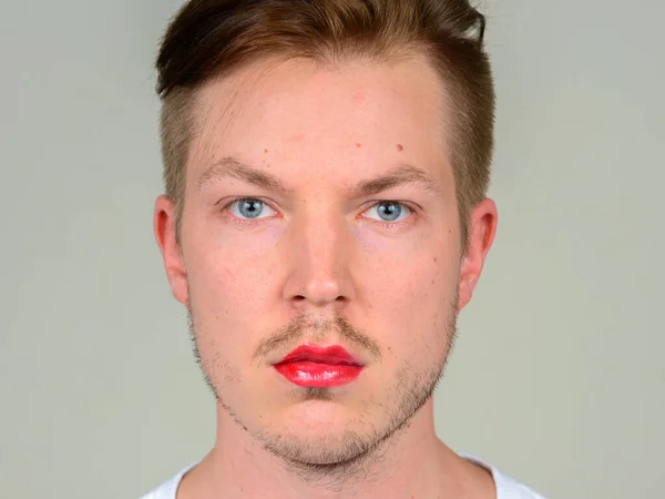 Στιγμιότυπο Του Νέου Σκανδιναβού Άνδρα Που Φοράει Μακιγιάζ — Φωτογραφία Αρχείου