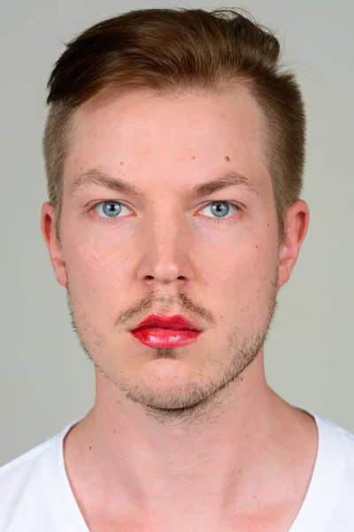 Στιγμιότυπο Του Νέου Σκανδιναβού Άνδρα Που Φοράει Μακιγιάζ — Φωτογραφία Αρχείου