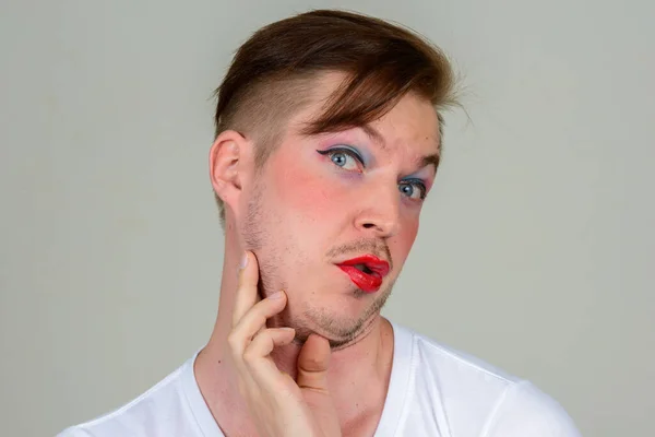 Studio Ditembak Muda Skandinavia Pria Mengenakan Makeup — Stok Foto