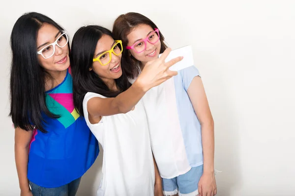 Three Young Beautiful Asian Teenage Girls Friends Together — Stockfoto