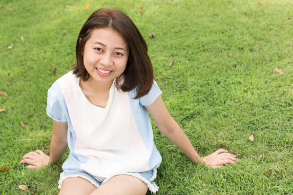Портрет Молодої Вродливої Азіатської Дівчини Яка Відпочиває Відкритому Повітрі Парку — стокове фото