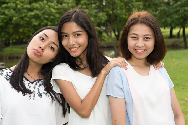 Three Young Beautiful Asian Teenage Girls Friends Together — Zdjęcie stockowe