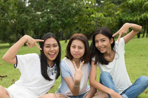 Three Young Beautiful Asian Teenage Girls Friends Together — Stock Photo, Image