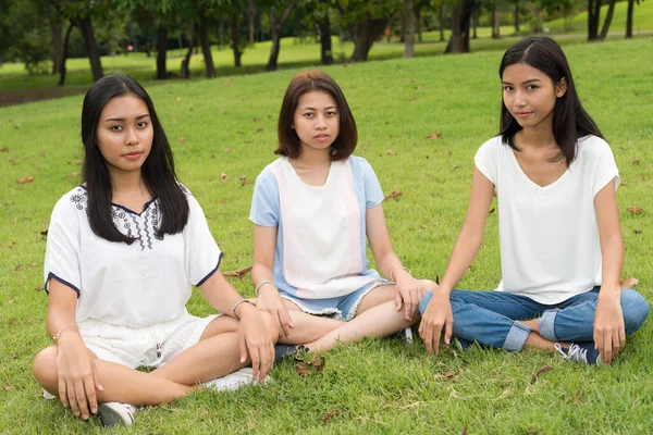 Three Young Beautiful Asian Teenage Girls Friends Together — Zdjęcie stockowe
