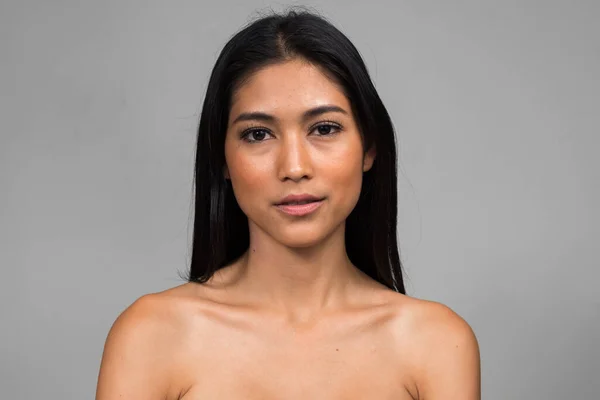 Genç Güzel Asyalı Kadının Stüdyo Fotoğrafı — Stok fotoğraf