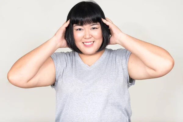 Studio Colpo Giovane Bella Donna Asiatica Sovrappeso Con Capelli Corti — Foto Stock