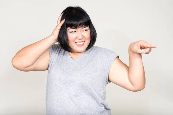 Beyaz Arka Planda Kısa Saçlı Kilolu Asyalı Güzel Bir Kadının — Stok fotoğraf