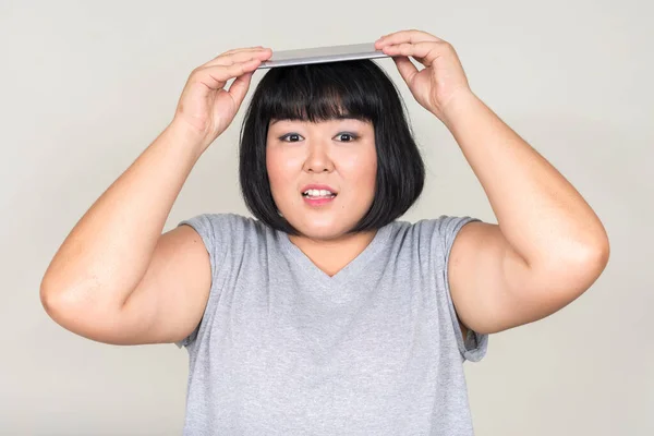 Studio Shot Joven Hermosa Mujer Asiática Con Sobrepeso Pelo Corto —  Fotos de Stock