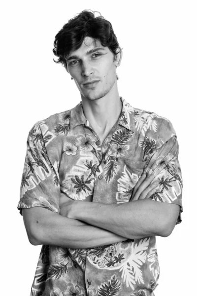 スタジオショットの若いですハンサムなブラジル人男性隔離された背景に白で黒と白 — ストック写真