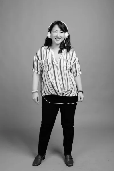 Зйомки Дорослої Красивої Японської Жінки Проти Сірого Фону Чорно Білому — стокове фото