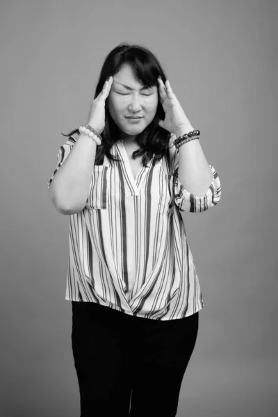Studio Skott Mogen Vacker Japansk Kvinna Mot Grå Bakgrund Svart — Stockfoto