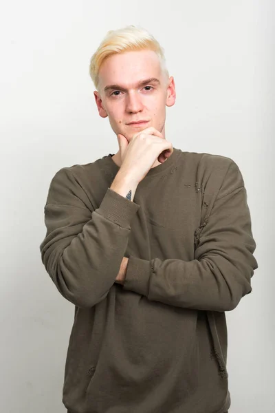 Studiová Střela Mladého Muže Světlými Vlasy Proti Bílému Pozadí — Stock fotografie