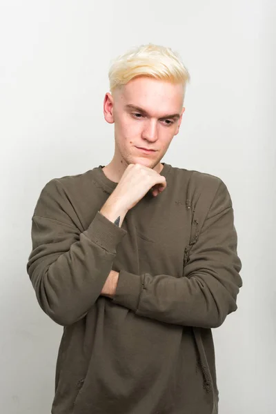 Estúdio Tiro Jovem Com Cabelo Loiro Contra Fundo Branco — Fotografia de Stock