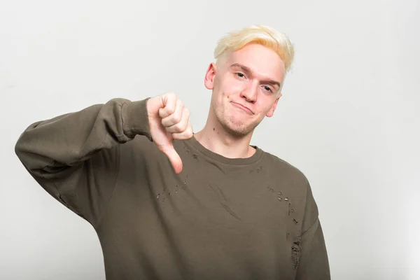 Studioaufnahme Eines Jungen Mannes Mit Blonden Haaren Vor Weißem Hintergrund — Stockfoto