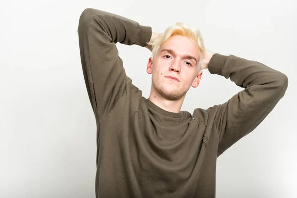 Studioaufnahme Eines Jungen Mannes Mit Blonden Haaren Vor Weißem Hintergrund — Stockfoto