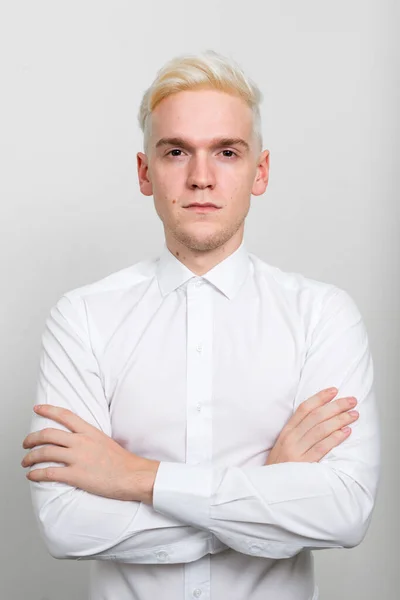 Estúdio Tiro Jovem Empresário Com Cabelo Loiro Contra Fundo Branco — Fotografia de Stock