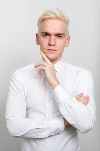 Estúdio Tiro Jovem Empresário Com Cabelo Loiro Contra Fundo Branco — Fotografia de Stock