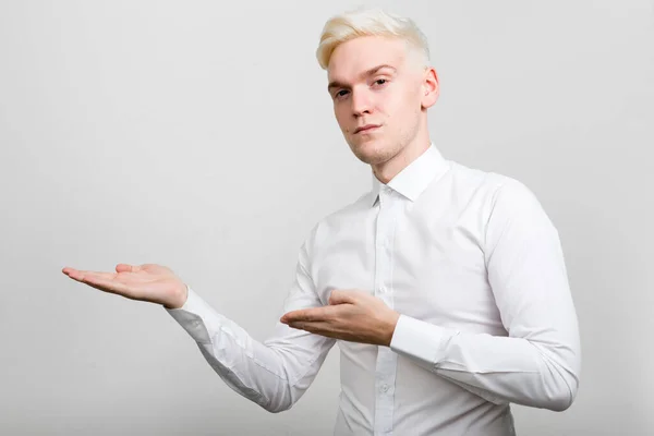 Estudio Joven Hombre Negocios Con Pelo Rubio Sobre Fondo Blanco —  Fotos de Stock