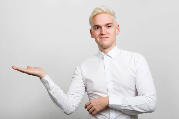 Studioaufnahme Eines Jungen Geschäftsmannes Mit Blonden Haaren Vor Weißem Hintergrund — Stockfoto