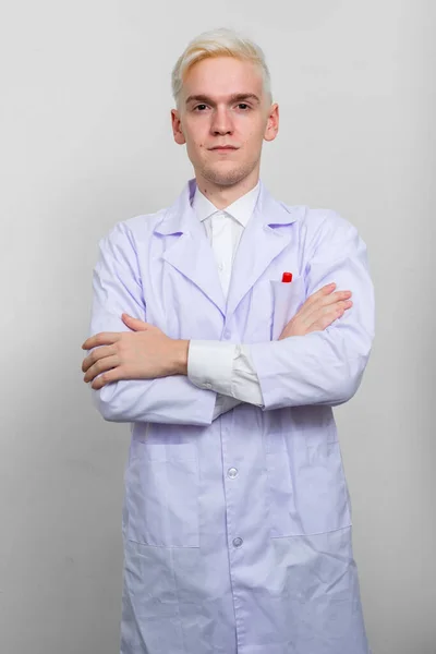 Estúdio Tiro Jovem Médico Com Cabelo Loiro Contra Fundo Branco — Fotografia de Stock